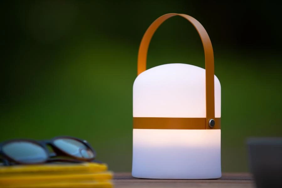 Lucide LITTLE JOE - Lampe de table Rechargeable Intérieur/Extérieur - Batterie/Piles - Ø 10 cm - LED Dim to warm - 1x0,3W 2800K/3200K - IP44 - Brun - ambiance 1